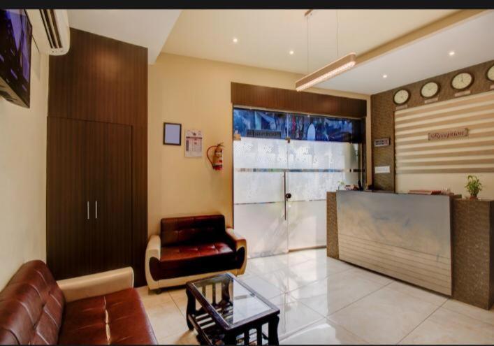 Hotel Emerald Near T2 International Airport Мумбаи Экстерьер фото
