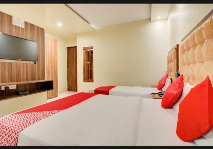 Hotel Emerald Near T2 International Airport Мумбаи Экстерьер фото