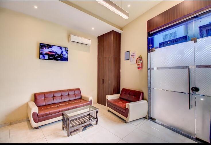 Hotel Emerald Near T2 International Airport Мумбаи Экстерьер фото